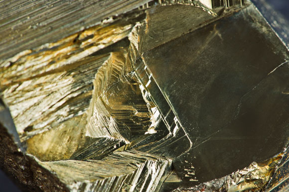 שם אחד אצל הגיאולוגים ואחר אצל הצורפים. תקריב של גביש פיריט, "זהב שוטים" | צילום: olpo, Shutterstock